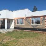 3brd house flat roof on sale at Eldoret Outspan in a good estate